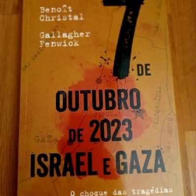 Livro com capa castanha com título relacionado a Israel e Gaza em outubro de 2023