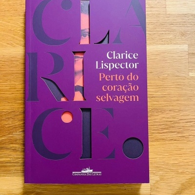 Livro roxo com título Perto do coração selvagem de Clarice Lispector