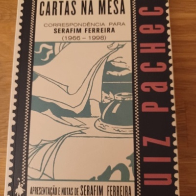 Capa do livro 'Cartas na Mesa' de Luiz Pacheco com texto e ilustração, sobre superfície de madeira.