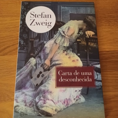 Capa do livro 'Carta de uma desconhecida' de Stefan Zweig com ilustração de mulher e carta