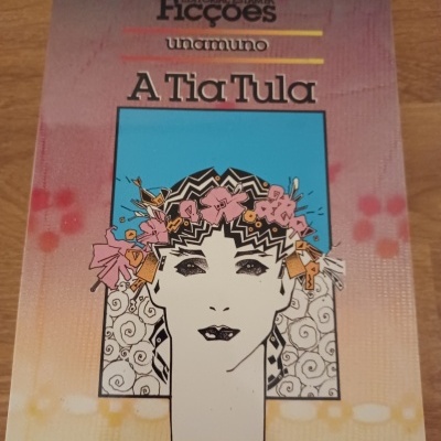 Capa de livro A Tia Tula com ilustração gráfica de rosto feminino e flores