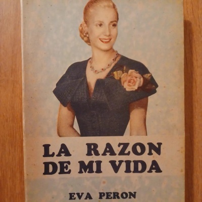 Capa de livro com mulher loira em vestido escuro e texto 'LA RAZON DE MI VIDA'