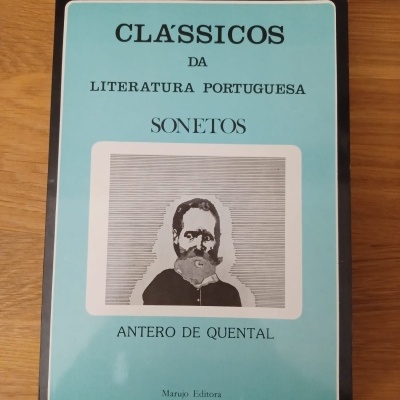 Capa de livro azul claro e preta com título 'CLÁSSICOS DA LITERATURA PORTUGUESA SONETOS' e imagem de homem barbeado.