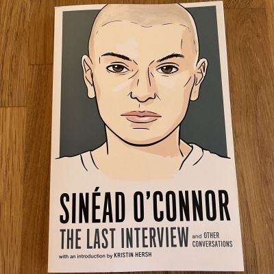 Livro 'SINÉAD O'CONNOR The Last Interview' com capa ilustrada em fundo cinzento