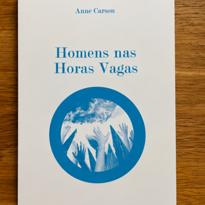 Livro Homens nas Horas Vagas de Anne Carson com capa branca e texto azul