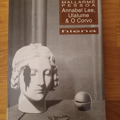 Capa de livro com imagem de escultura de cabeça branca, folha e objeto redondo, texto sobrepoído