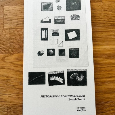 Livro 'HISTÓRIAS DO SENHOR KEUNER' de Bertolt Brecht com capa branca e desenhos abstratos preto e branco
