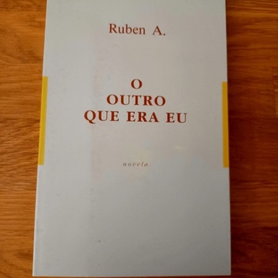 Capa de livro branco com título e autor em vermelho e preto
