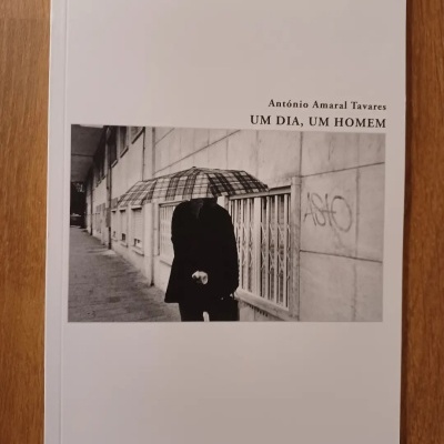 Capa de livro branca com fotografia em preto e branco e texto preto
