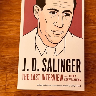 Capa de livro J. D. Salinger The Last Interview and Other Conversations com ilustração de rosto masculino