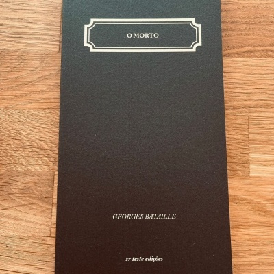 Livro com capa preta intitulado O MORTO