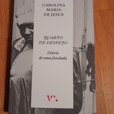 Capa do livro Quarto de Despejo de Carolina Maria de Jesus com foto a preto e branco