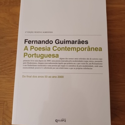 Livro 'A Poesia Contemporânea Portuguesa' de Fernando Guimarães sobre mesa de madeira