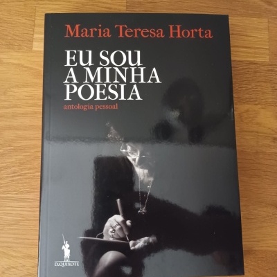 Capa de livro preto com foto preto e branco e textos brancos e vermelhos