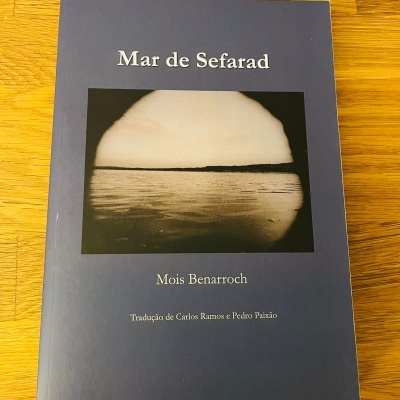Capa de livro azul com foto a preto e branco de paisagem marítima e texto Mar de Sefarad