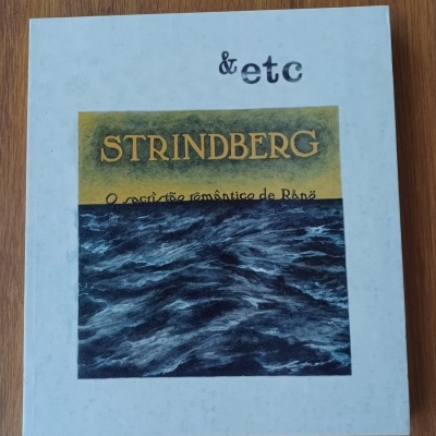 Livro STRINDBERG com ilustração de mar e texto em capa branca