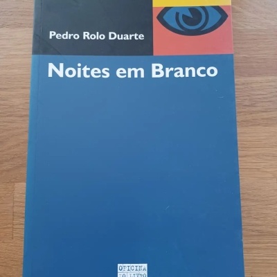 Capa do livro 'Noites em Branco' de Pedro Rolo Duarte sobre mesa de madeira clara