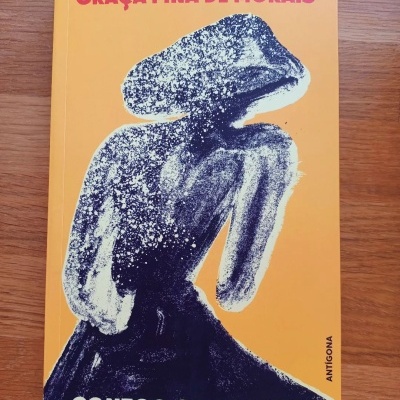 Capa de livro laranja com título 'GRAÇA PINA DE MORAIS CONTOS COMPLETOS' e ilustração preta e branca de figura humana de costas