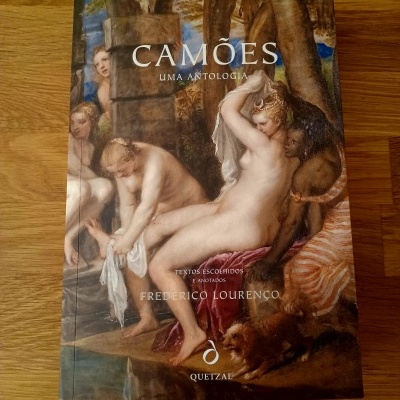 Capa de livro 'CAMÕES UMA ANTOLOGIA' com pintura clássica de figuras humanas nuas
