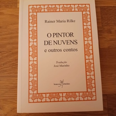 Capa de livro branco com moldura laranja e texto preto