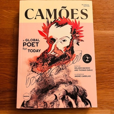 Capa do livro bilíngue Camões com ilustração artística e textos em inglês.