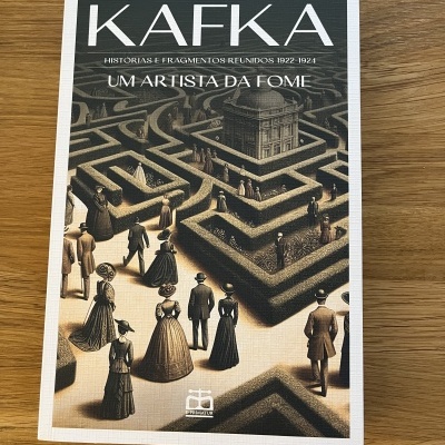 Capa do livro Kafka com ilustração de pessoas num labirinto.