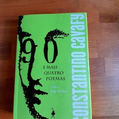 Capa de livro verde com rosto desenhado em preto e texto azul claro e preto