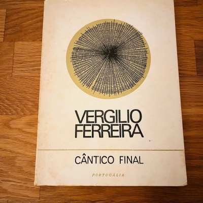 Capa de livro branca com um círculo amarelo com linhas negras e textos VERGILIO FERREIRA e CÂNTICO FINAL.