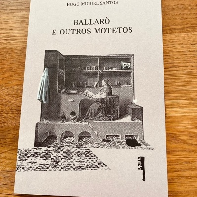 Livro capa branca 'Ballarò e Outros Motetos' com ilustração de ambiente interior em tons de cinza