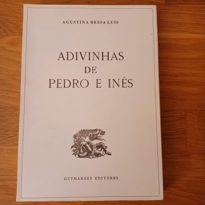 Livro Adivinhas de Pedro e Inês, capa branca com texto e desenho preto