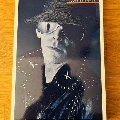 Capa do álbum de Lou Reed com fotografia em tons escuros e texto em destaque