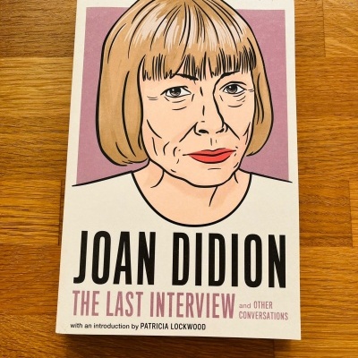 Capa do livro 'Joan Didion The Last Interview' com retrato ilustrado e texto preto e rosa