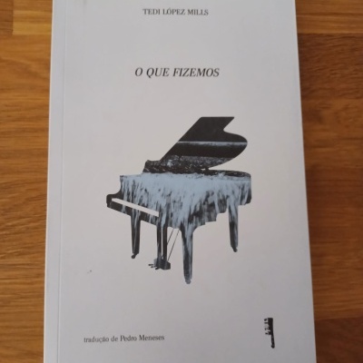 Capa de livro branco com ilustração de piano preto e texto em português