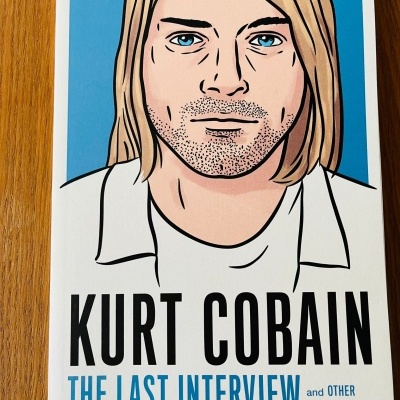 Livro com capa ilustrada do rosto de Kurt Cobain e título em letras grandes.