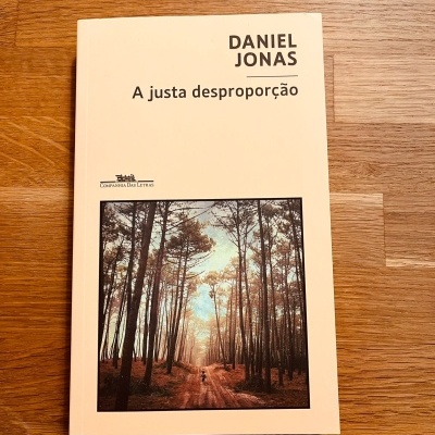 Livro 'A justa desproporção' de Daniel Jonas com foto de floresta na capa