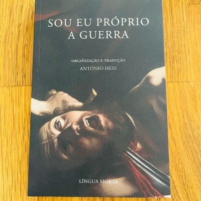 Capa do livro 'SOU EU PRÓPRIO A GUERRA' com imagem de homem e texto no centro