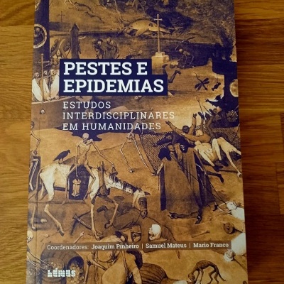 Capa de livro 'Pestes e Epidemias' com imagem histórica e texto branco em fundo castanho.