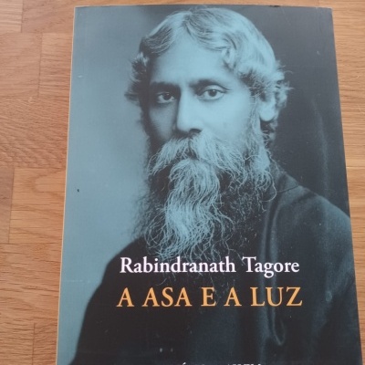 Livro Rabindranath Tagore A ASA E A LUZ com capa preta e fotografia a preto e branco