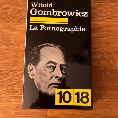 Capa do livro La Pornographie de Witold Gombrowicz com design preto, amarelo e branco.