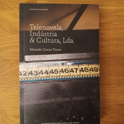 Livro 'Telenovela, Indústria & Cultura, Lda.' com imagem de claquete e números em fundo preto