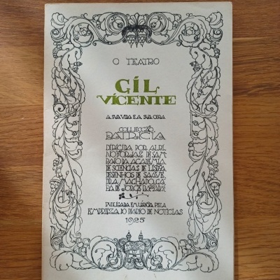 Capa de livro antigo com decoração ornamental e texto em verde e preto