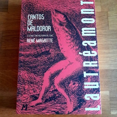 Livro Cantos de Maldoror com capa vermelha e ilustração em traço preto