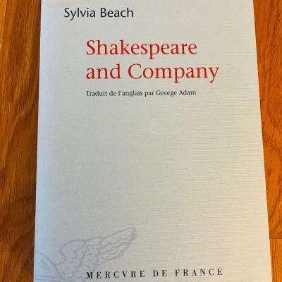 Capa de livro 'Shakespeare and Company' de Sylvia Beach com fundo branco e texto vermelho e preto