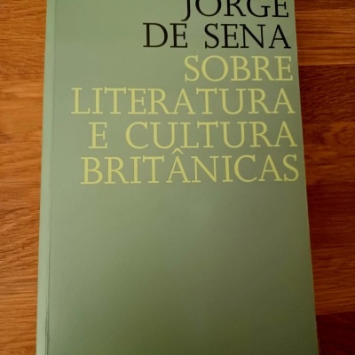 Livro 'JORGE DE SENA SOBRE LITERATURA E CULTURA BRITÂNICAS' com capa verde