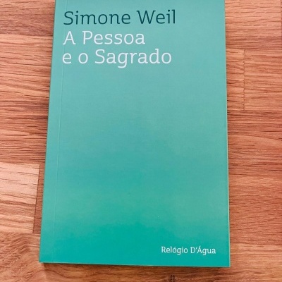 Livro de capa verde A Pessoa e o Sagrado de Simone Weil