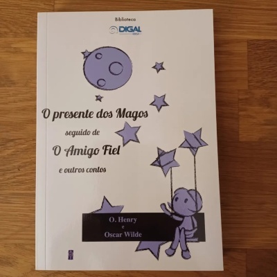 Capa de livro branco com ilustrações a roxo de lua, estrelas e personagem, texto com título e autores.