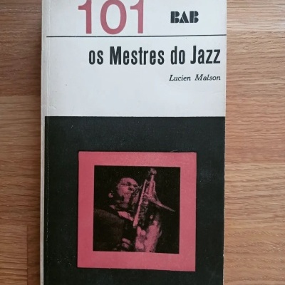 Capa do livro '101 BAB os Mestres do Jazz' com imagem de músico a tocar saxofone