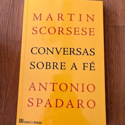 Capa de livro amarela com texto em vermelho e preto e logotipo casadasletras
