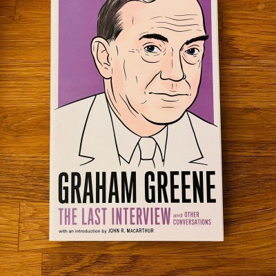 Capa de livro com desenho de rosto masculino e texto Graham Greene The Last Interview
