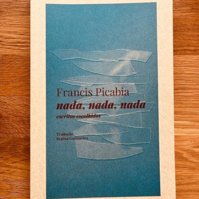 Capa de livro azul e bege com texto 'Francis Picabia nada, nada, nada'